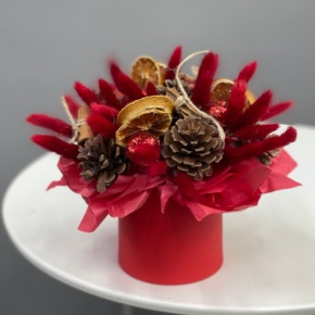 Композиция в шляпной коробке "Глинтвейн" из шишек, корицы и лагуруса в Мытищах