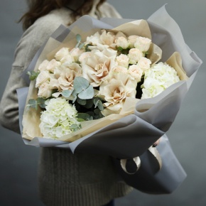 Букет "Вайб" из роз Эквадор Квиксенд, гортензии и кустовых роз в Мытищах