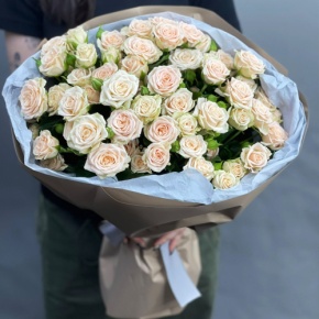 Нежный букет из 17 кремовых кустовых роз (60 см) в Мытищах