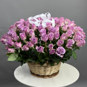 Композиция в корзине из 131 кенийской розы (40 см) в Мытищах