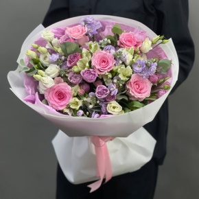 Букет "Хлоя" из альстромерий, кустовых роз, ароматных маттиол, эустом и махровых роз в Мытищах