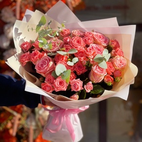 Букет "Деко" из кустовых коралловых роз и роз Софи Лорен в Мытищах