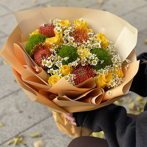 Букет "Зельда" из диантусов Lux, лимонных роз, лейко и ромашек в Мытищах Букет "Зельда" из диантусов Lux, лимонных роз, лейко и ромашек в Мытищах