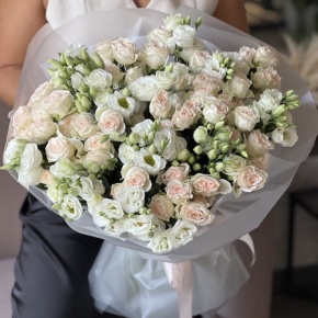 Букет "Пассаж" из эустом и кустовых роз в Мытищах