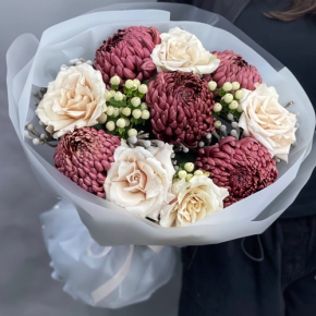 Букет "Всё что тебе касается" из хризантем Бигоуди, роз Эквадор Квиксенд и гиперикума в Мытищах