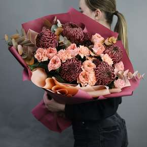 Букет "Осенний блюз" из хризантем Бигоуди, диантусов, скиммии и роз Риджентс парк в Мытищах