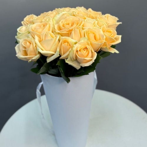 25 кремовых роз в конусе в Мытищах