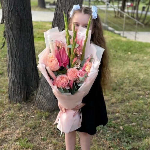 Букет на 1 сентября с гладиолусами, розами и антуриумом в Мытищах