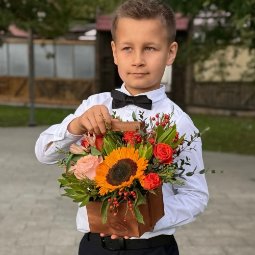 Деревянный ящик с подсолнухом, розами и калиной в Мытищах