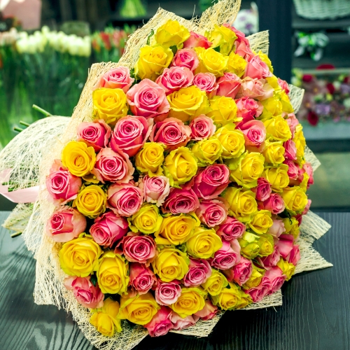 Букет из 101 розовой и лимонной розы (50 см) в Мытищах