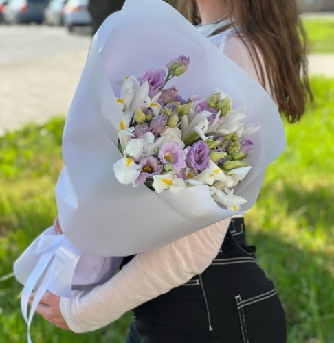 Букет "Вива ла дива" из эустом и ирисов в Мытищах