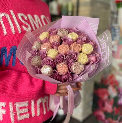 Букет из роз и шоколадных пионов в Мытищах