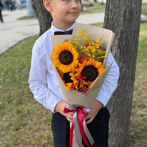 Букет на 1 сентября из 3 подсолнухов и калины в Мытищах