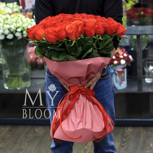 Букет 51 коралловая роза (60 см) в Мытищах
