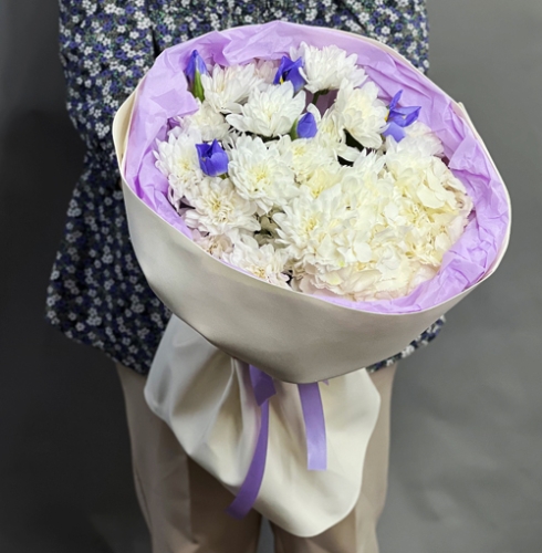 Букет "Грация" из ирисов, гортензии и кустовых хризантем в Мытищах
