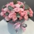 Композиция в шляпной коробке из нежных кустовых пионовидных роз Мадам Бомбастик в Мытищах