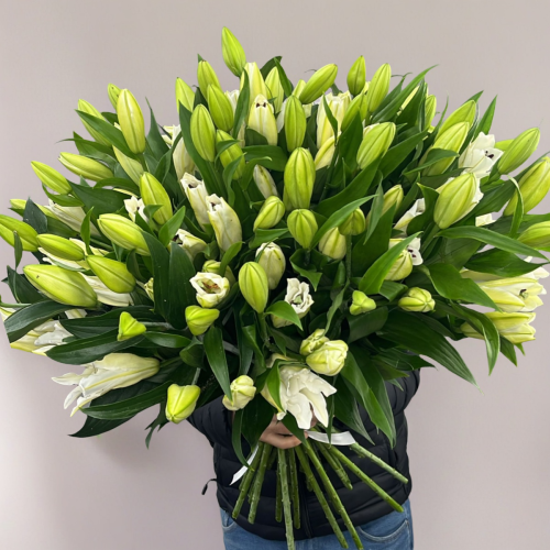 Объемный букет из 27 ароматных белых лилий в Мытищах