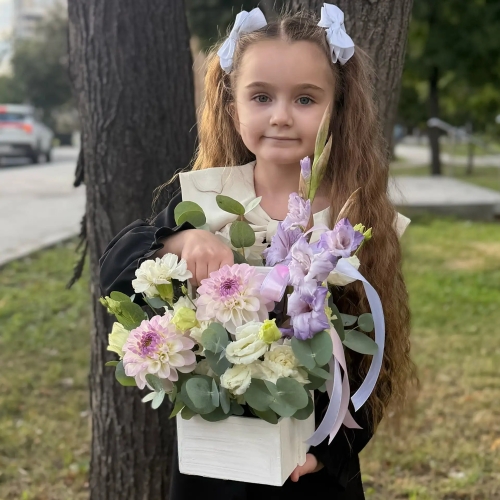 Композиция с георгинами на 1 сентября в белом ящике в Мытищах