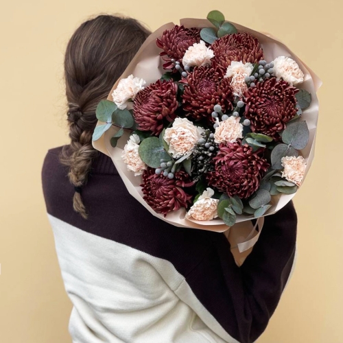 Букет "Миндальный шоколад" из винных хризантем Бигоуди, брунии и диантусов в Мытищах Букет "Миндальный шоколад" из винных хризантем Бигоуди, брунии и диантусов в Мытищах