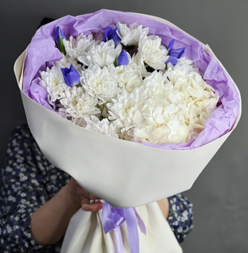 Букет "Грация" из ирисов, гортензии и кустовых хризантем в Мытищах