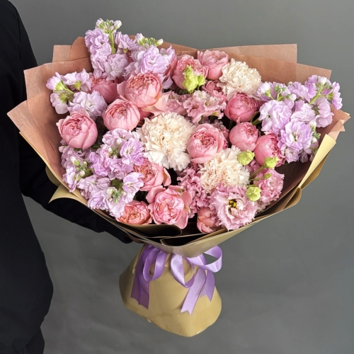 Букет "Амели" из ароматных маттиол, пионовидных кустовых роз Джульетта  эустом и диантусов в Мытищах