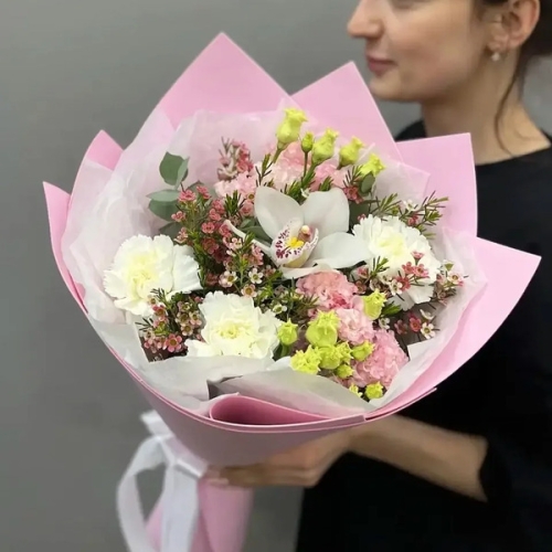 Букет с королевской орхидеей, диантусами, эустомой и шамелациумом в Мытищах