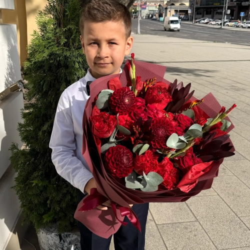 Букет с георгинами, розами и леукадендроном в Мытищах