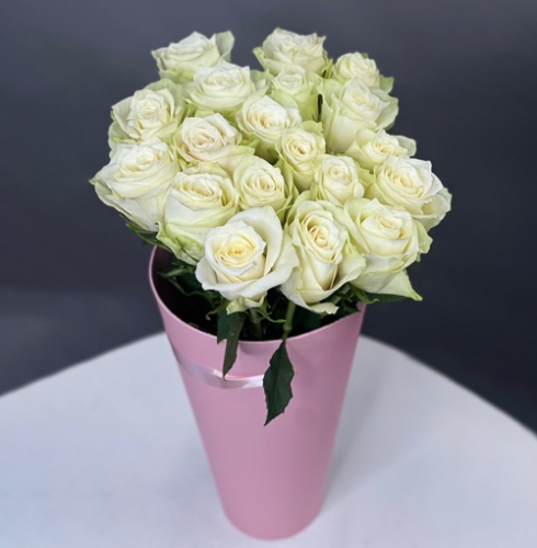 19 белых роз Кения в конусе в Мытищах