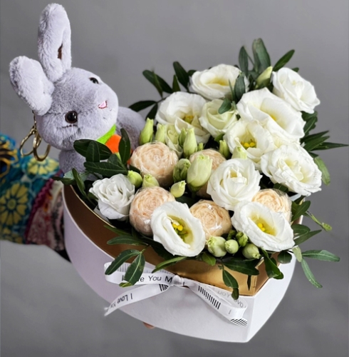 Композиция в коробке сердца из шоколадных пионов и эустом в Мытищах