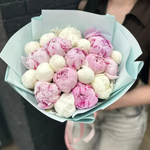 Микс из 19 бело-розовых пионов в Мытищах